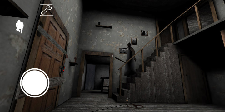 granny-horror-game-tips-tricks-front-door-screwdriver.jpg